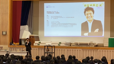 YbeIzX40ad8CiU77dS0a.jpg?w=940&h=940