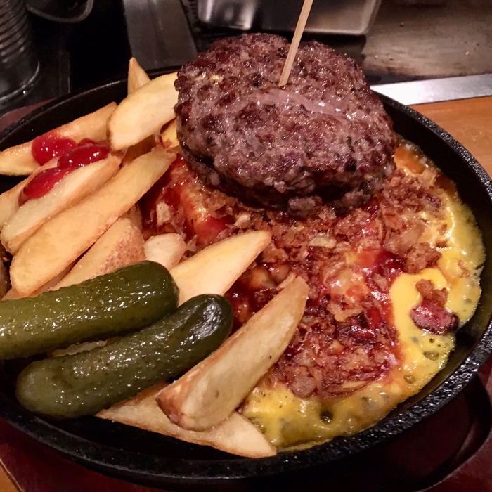 抜群のビジュアルを誇るクレージーバーガー ¥2,000円