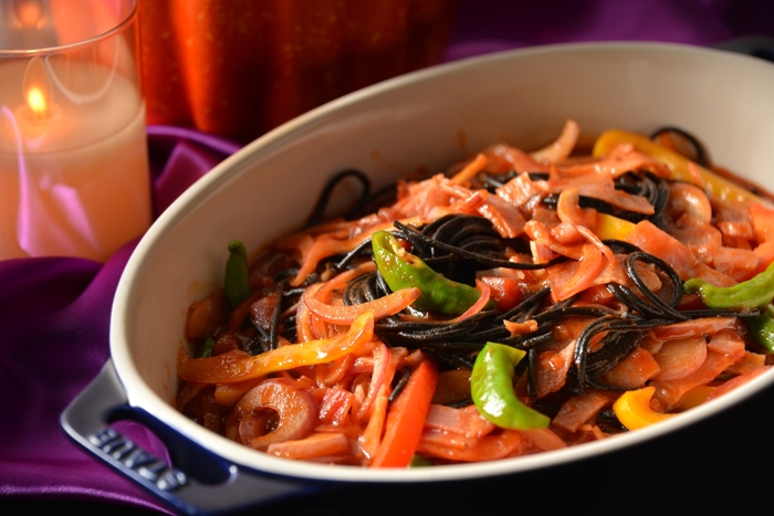 ベーコンとトマトのイカ墨スパゲッティナポリタン