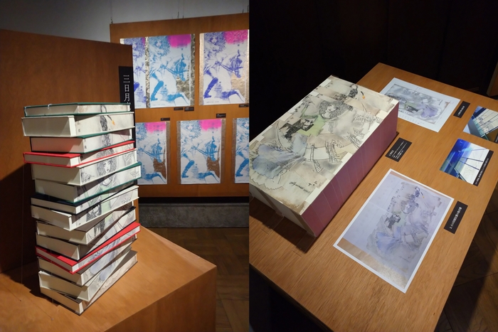 本を無造作に積み上げ、その小口(断面)に宇野氏の絵をあしらった作品。校正や指示書なども展示されている。