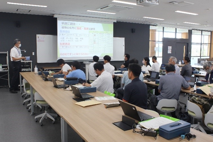 赤木教授(左端)の説明に聞き入る受講者の皆さん