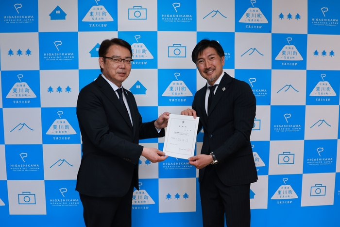 菊地伸東川町長(左)と、R-body鈴木岳.代表(右)