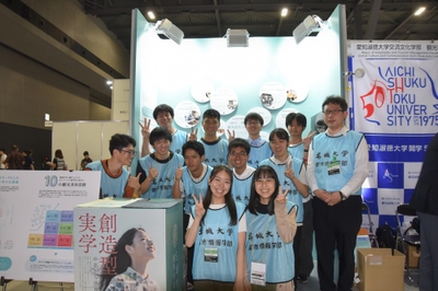 ブースの前で森准教授（右）と学生たち