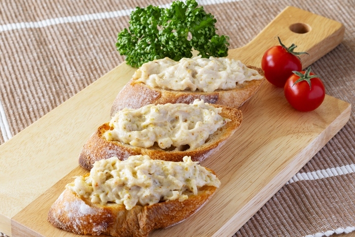卵サラダをバゲットにのせて