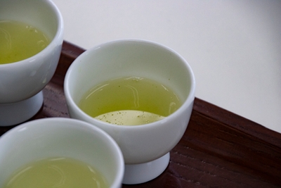 高級な日本茶で確認する事が出来る　毛茸(もうじ) と呼ばれる新茶葉を優しく守っている、葉の毛の写真。