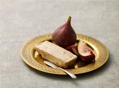 自慢の「チーズの味噌漬」に無花果のプチプチとした果肉と黒胡椒がアクセント