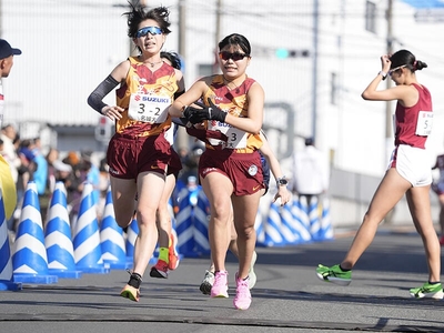 2区 大河原選手から3区 石松選手への襷リレー