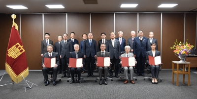 永年勤続者表彰を受けた皆さん（前列）