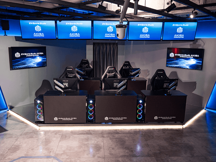 観客の目の前で試合を行います