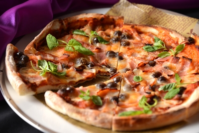 パンチェッタとブラックタピオカのピザ～ハロウィンスタイル～