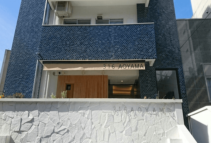 白く塗装された石垣