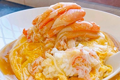 たっぷりのカニを使った天津飯（実際に提供されるメニューとは異なる可能性があります）