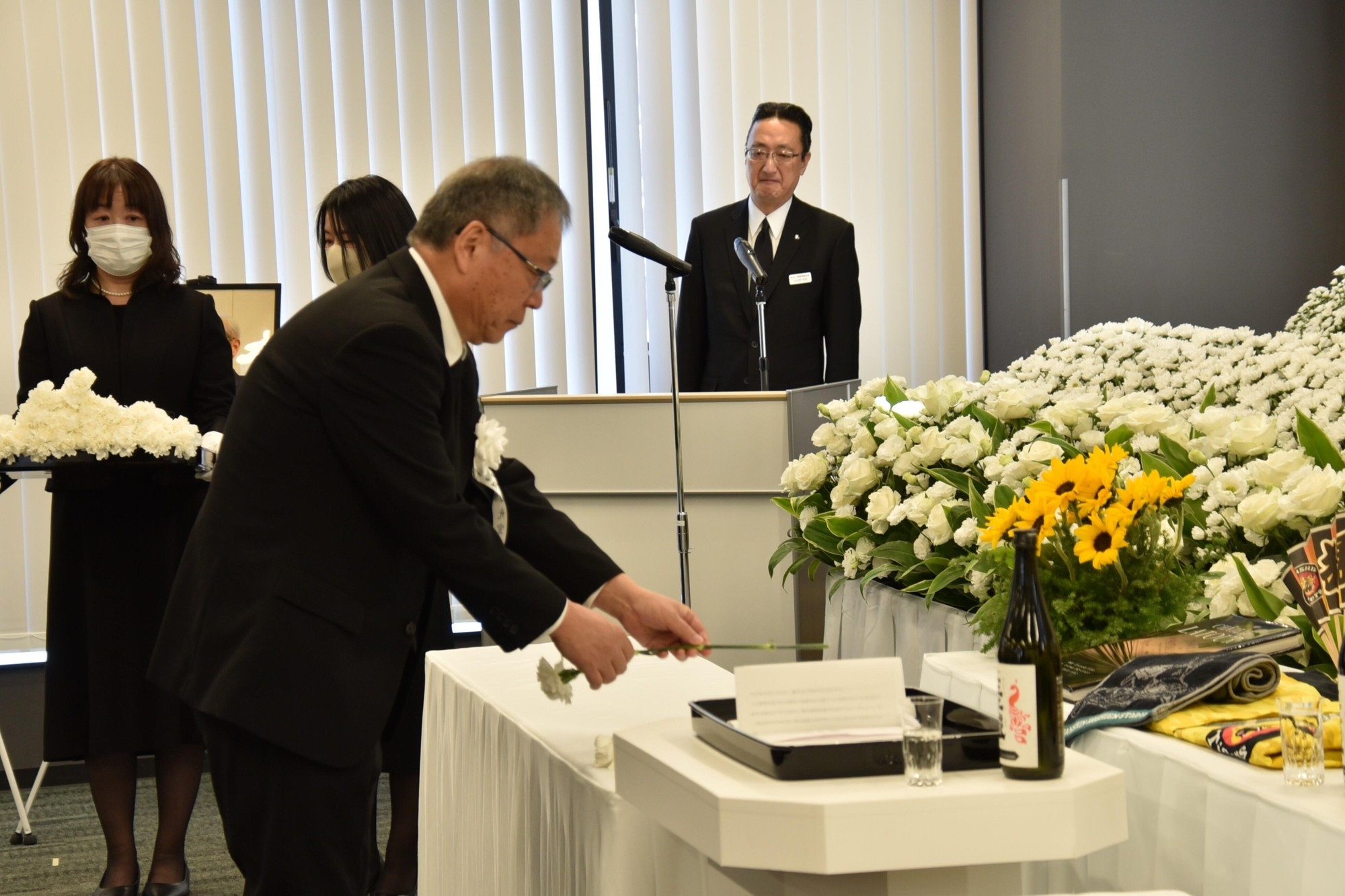 献花する野口光宣学長