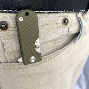ポケットに留めた状態。閉じた全長は約5.7cm、重量は約28g。写真はOD GREEN。