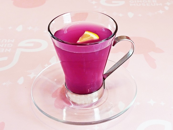 シロップを入れるとブルーからピンクにチェンジ