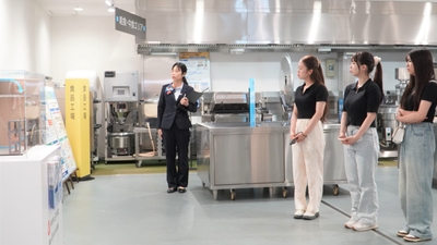 YyMionV2xMVE0dGNSy9i.jpg?w=940&h=940