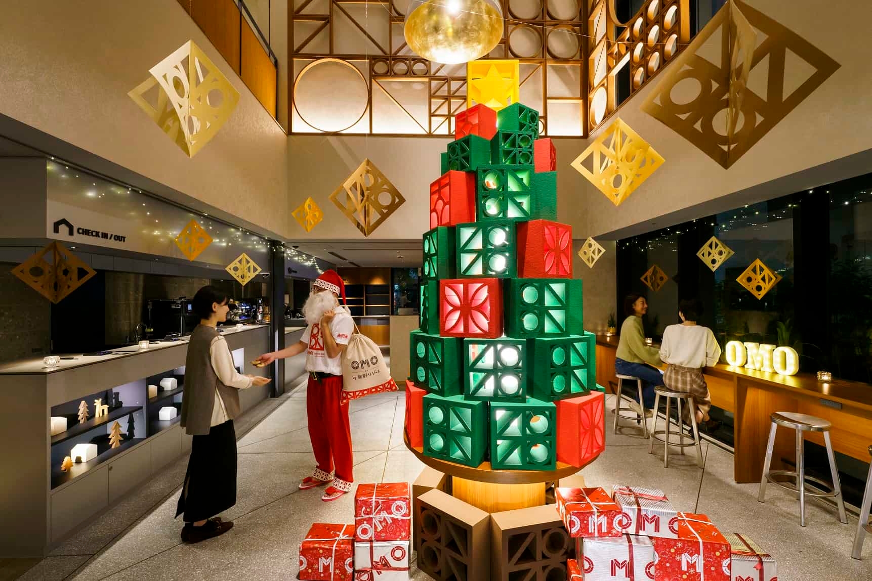 【OMO5 沖縄那覇】地元のイラストレーターと作成した花ブロックツリーや沖縄生まれのTシャツブランド「琉球ぴらす」の花ブロック柄Tシャツを着たサンタが登場する「花ブロッククリスマス」初開催｜期間：2022年12月1日～25日