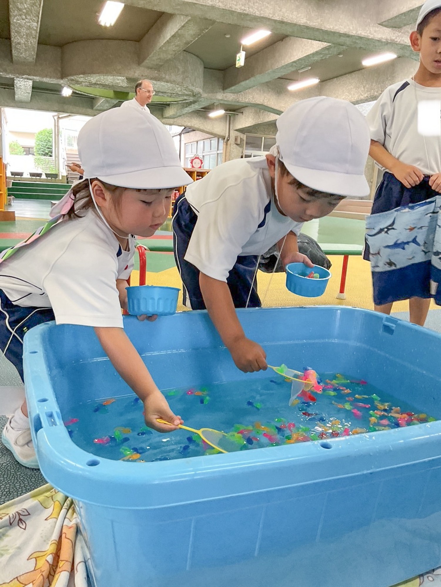 「金魚すくい」の様子