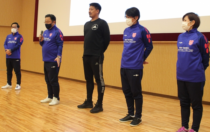 理大FCのスタッフ。(左から)秦監督、林恒宏・理大コーチ、森前健・附属高監督、久永啓・理大コーチ、大山香織・理大職員