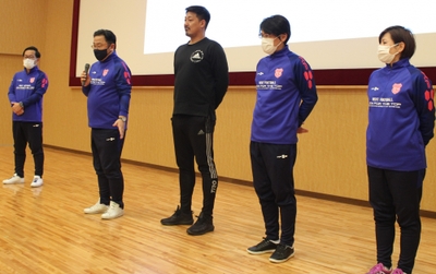 理大ＦＣのスタッフ。（左から）秦監督、林恒宏・理大コーチ、森前健・附属高監督、久永啓・理大コーチ、大山香織・理大職員