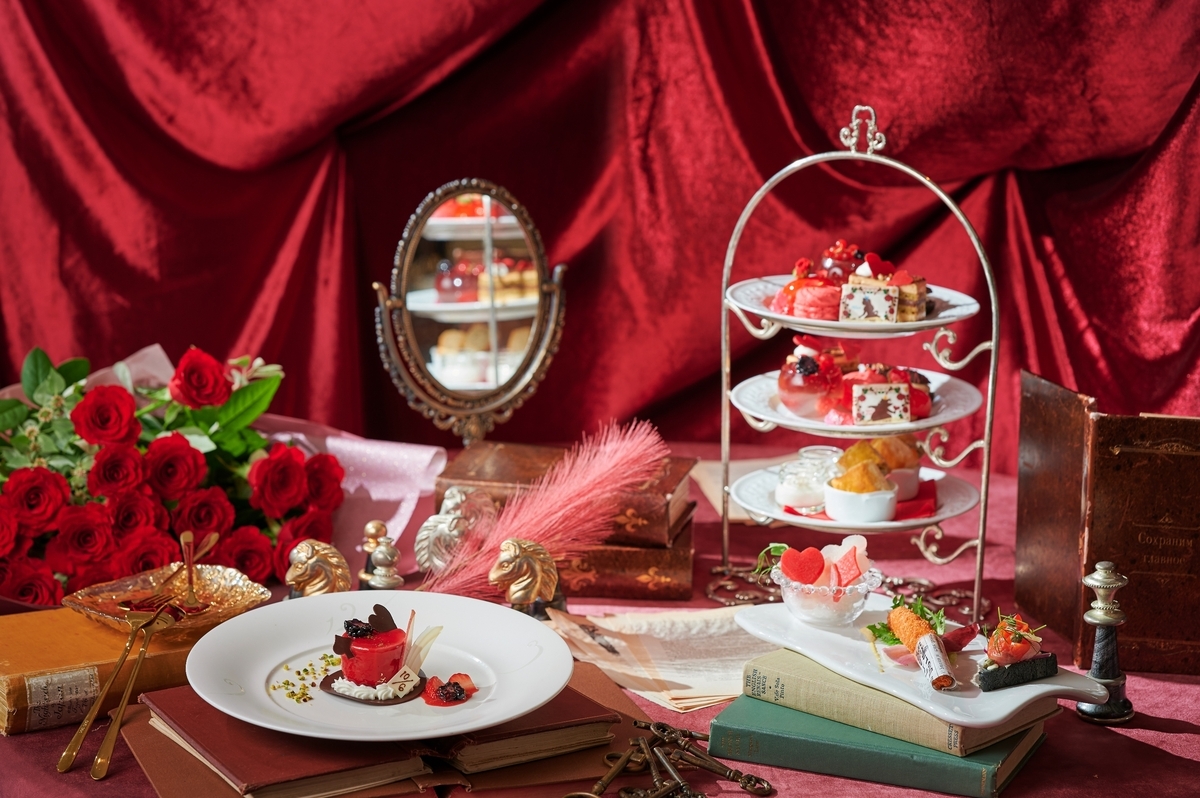 『アリスとハートの女王のレッドアフタヌーンティー』“不思議の国のアリス”がテーマのオータムスイーツが登場!テイクアウトスイーツも同時販売