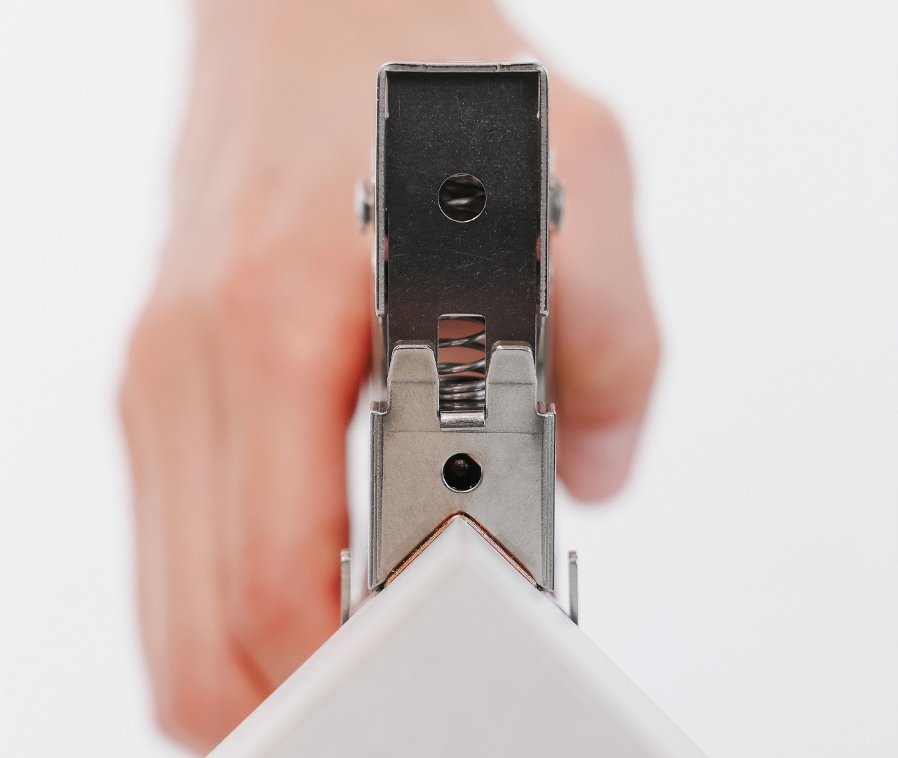 ホッチキスを角に打ち込む様子