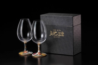 ルパンと不二子で乾杯！ 九谷焼 酒グラスをトムスショップにて8月24日より販売開始！ 九谷焼伝統の柄とともにルパンと不二子を脚にデザイン