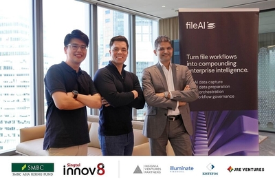（左から）Alex Neo（Singtel Innov8 投資部門ディレクター）、Christian Schneider（fileAI CEO）、Mayoran Rajendra（SMBC AIトランスフォーメーション部門マネージング・ディレクター）