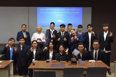 来日した学生らと記念撮影