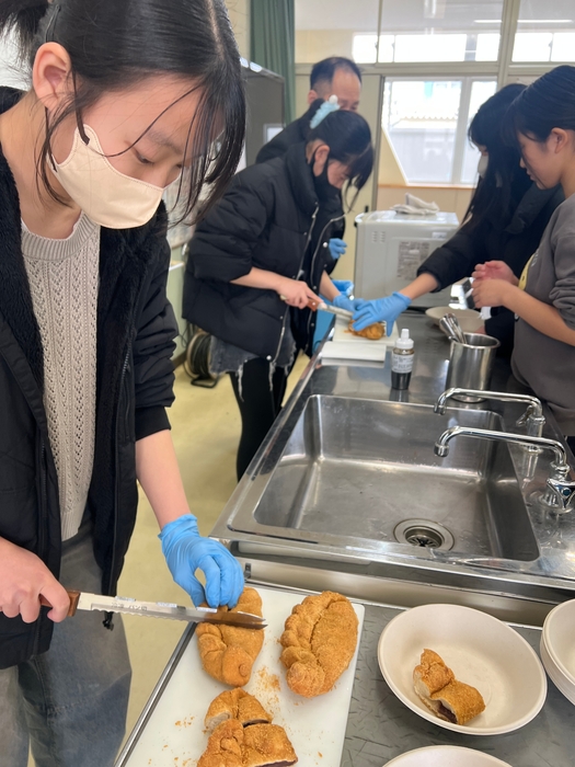 授業内で試食会を開催した様子(今年3月17日)