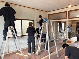 学生・地域・企業・行政、町ぐるみで取り組んだ空き家リノベーション　JR西高屋駅前に新たな交流拠点「楽屋」がグランドオープン