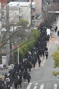 天白キャンパスで帰途につく受験生たち