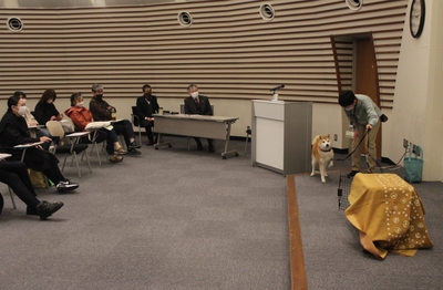 愛犬とともにハウストレーニングを実演する岩田教授