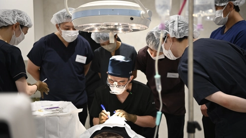 美容外科クリニック「eクリニック」が 医師向けに「公開カンファレンス」を実施