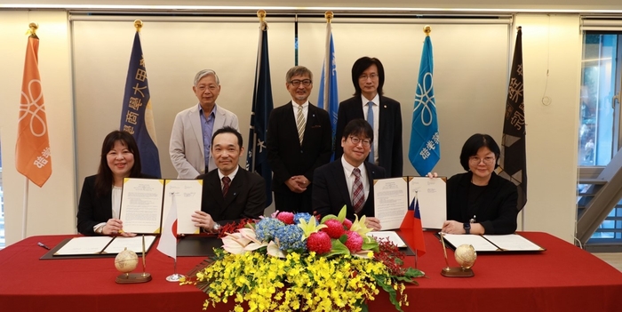 覚書締結時の記念撮影の様子 【後列】左から、逢甲大学名誉副学長 楊龍士、近畿大学副学長 岩前篤、逢甲大学副学長 唐国豪 【前列】左から、逢甲大学商学院学部長 黄瓊如、近畿大学経営学部長 安酸建二、近畿大学建築学部長 野田博、 逢甲大学副学長/建築学部長 黎淑婷