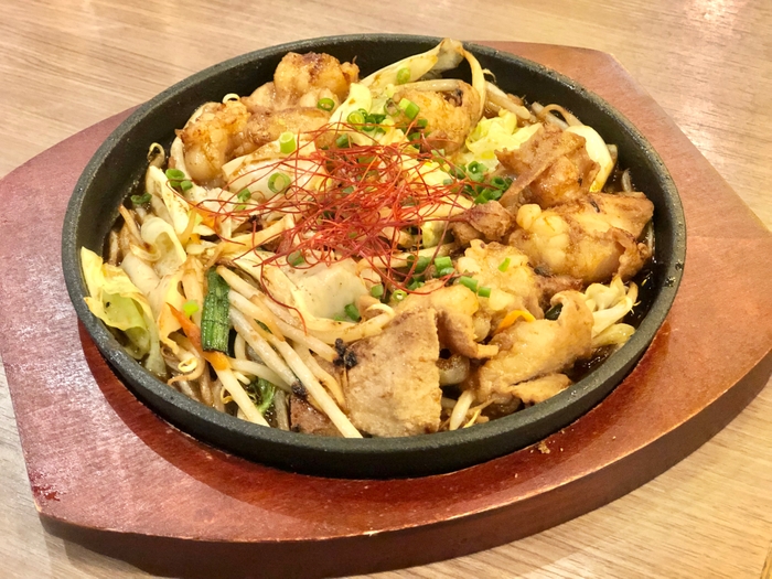 寒い冬場は熱々の「とろとろ牛もつ焼き」748円が特に人気