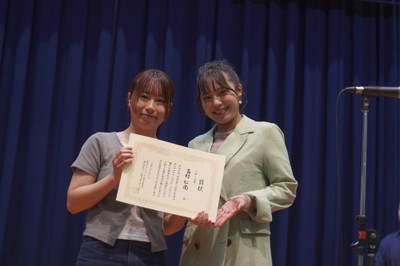 上原りさ賞を受賞した吉村 仁南さん（左）と、賞を選定した上原 りささん（右）。一人ひとりの子どもに合わせた関わりを大切にする姿勢が評価された。