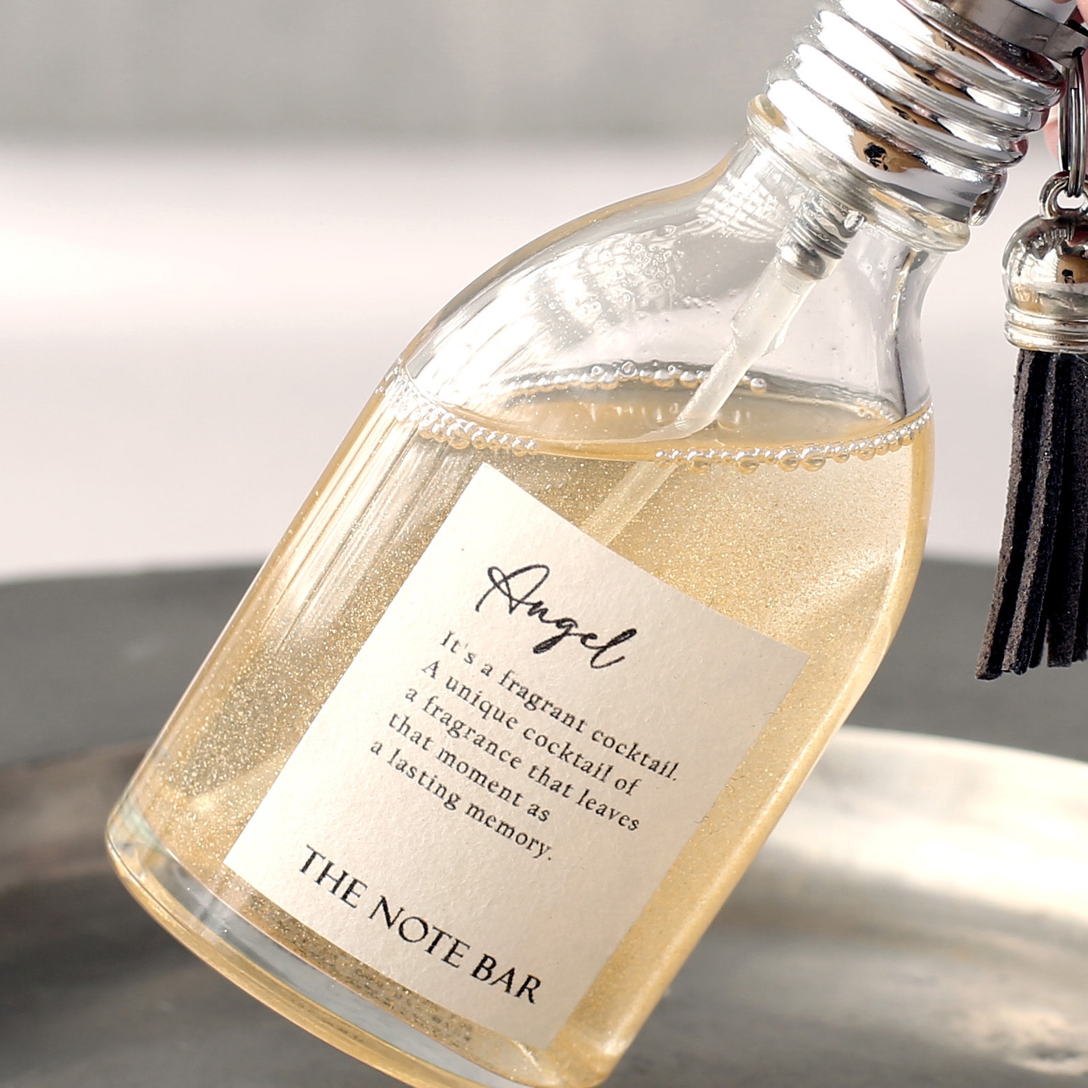 ボトルの中を舞うラメ