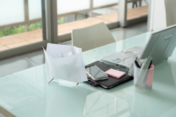 シーン1. オフィスのデスク