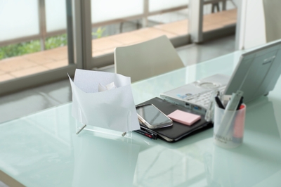 シーン１.　オフィスのデスク　