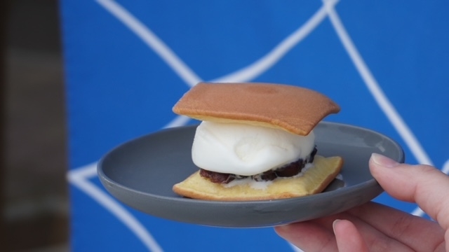 自家製粒餡と塩を挟んだ粒餡塩アイスどら焼き