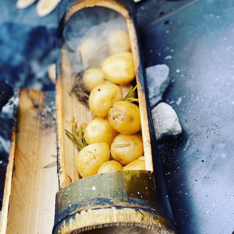 伐採した竹で調理したジャガイモ