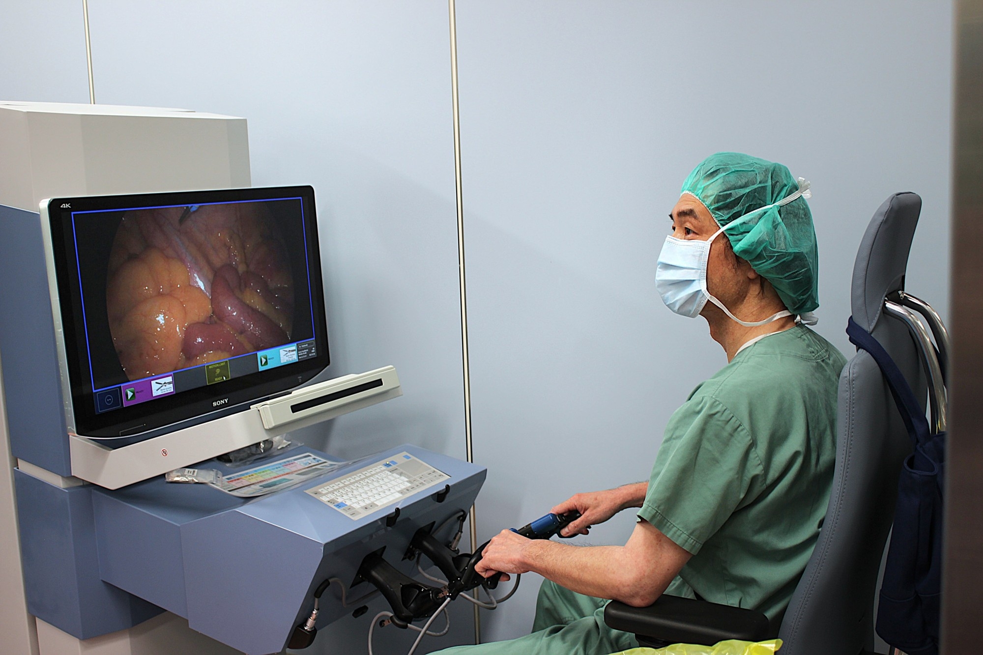 コンソールを操作中の高橋 秀和 副部長