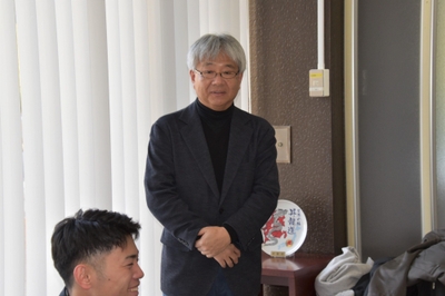 あいさつする渋井教授