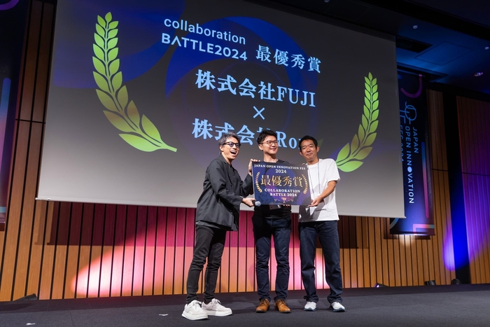 「COLLABORATION BATTLE 2024」で最優秀賞を受賞した株式会社FUJI × 株式会社Roxy(写真左:田村淳氏)。