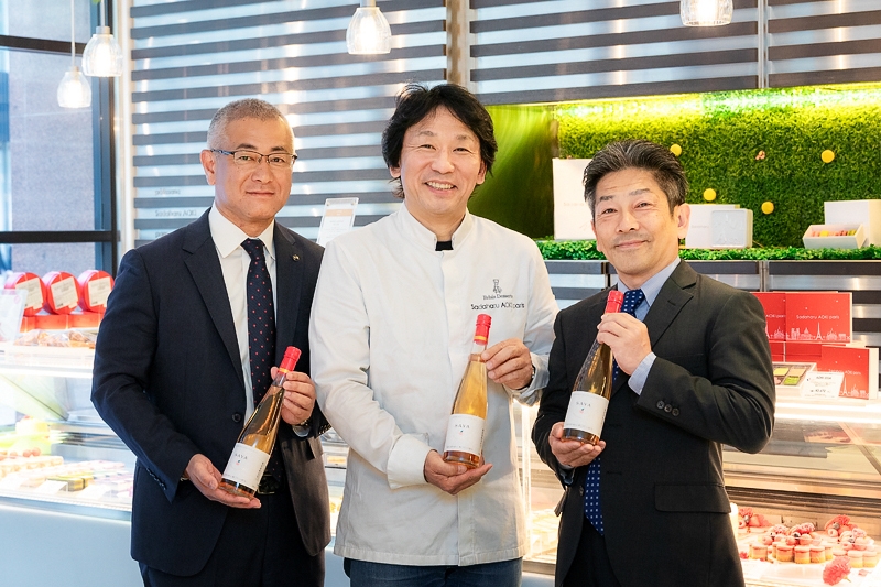 左:国分首都圏 社長 南、中央:青木 定治氏、右:丹波ワイン 社長 黒井氏