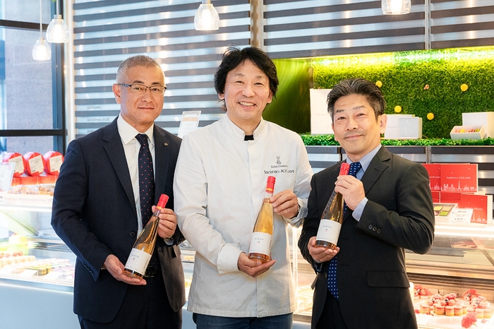 左:国分首都圏 社長 南、中央:青木 定治氏、右:丹波ワイン 社長 黒井氏