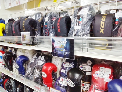 陳列された、「RDX® SPORTS」のKARAシリーズのボクシングアイテム