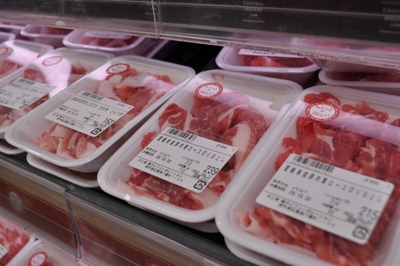 使いやすい少量パックを 展開する精肉コーナー