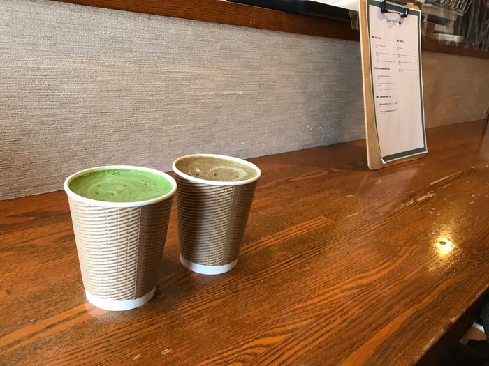 抹茶ラテ(砂糖なし)とほうじ茶ラテ(砂糖なし)